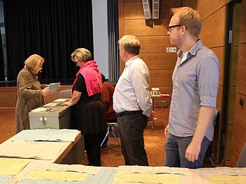 Ab mit den Stimmzetteln in die Urnen: Gerade hat Maria-Theresia Albert in Zeil ihr Votum abgegeben. Dabei schauten zu: die drei Wahlhelfer Marianne Betz, Rainer Baumgärtner, Matthias Huschet (von links). Foto: Klaus Schmitt