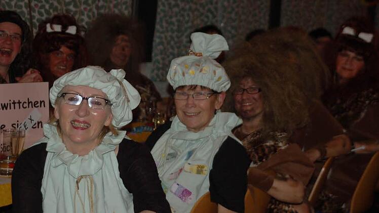In den originellsten Kostümen kommen die Frauen zum Weiberfasching, diesmal nach Creidlitz.