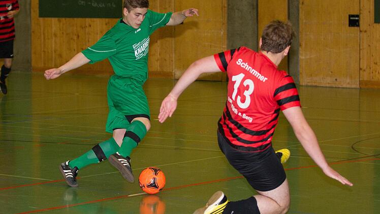 Ein spannendes Turnier boten die A-Junioren am Samstag den rund 150 Zuschauern am Kronacher Schulzentrum.  Foto: Heinrich Weiß
