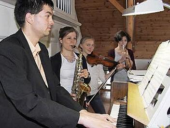 Daniel Singh hat sich zum 150. Geburtstag der Untersteinacher Johann-Wolf-Orgel Verstärkung mitgebracht: Simone Oppel (Saxophon), Veronika Hahn (Violine) und Luise Heckel (Trompete). Foto: Sonja Adam