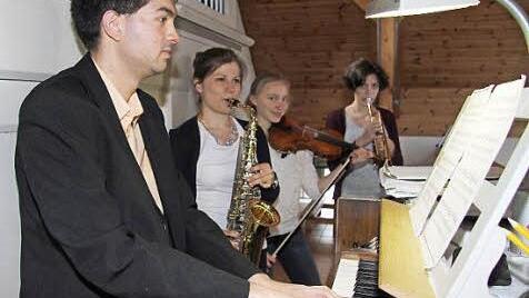 Daniel Singh hat sich zum 150. Geburtstag der Untersteinacher Johann-Wolf-Orgel Verstärkung mitgebracht: Simone Oppel (Saxophon), Veronika Hahn (Violine) und Luise Heckel (Trompete). Foto: Sonja Adam