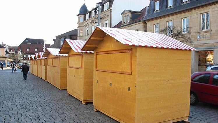 Die neuen Weihnachtsmarkt-Hütten stehen schon auf dem Marienplatz. Sie haben Dächer in den Farben der Stadt. Der Kreis gibt keinen Zuschuss zur Anschaffung. Foto: Friedwald Schedel