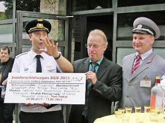 Die Organisatoren Matthias Meeh und Anton Tarasov (von links) übergeben unter Assistenz des RZD-Zugbegleitpersonals an Bürgermeister Helmut Taut ein Zuglaufschild. Fotos: Klaus Oelzner