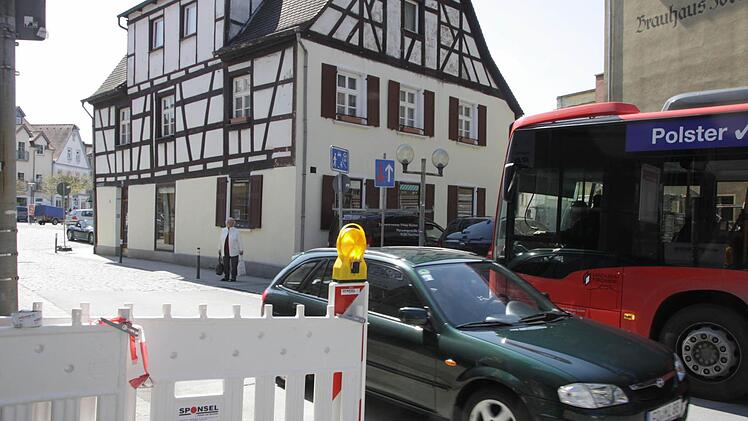 Auf Tuchfühlung gehen Busse und Pkw's am Nadelöhr beim Brauhaus.