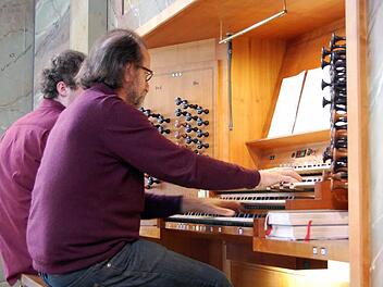 Christoph Krückl bespielt erstmals die Rieger-Orgel in der Basilika Vierzehnheiligen. Neben ihm sitzt der Musikstudent Thorsten Rascher aus Bayreuth. Foto: Andreas Welz