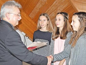 Bürgermeister Peter Hart zeichnet die drei Leichtathletinnen (von links) Elisa Eich, Anna Lukaschewitsch und Lilian Heid für herausragende Leistungen aus. Foto: Sigismund von Dobschütz