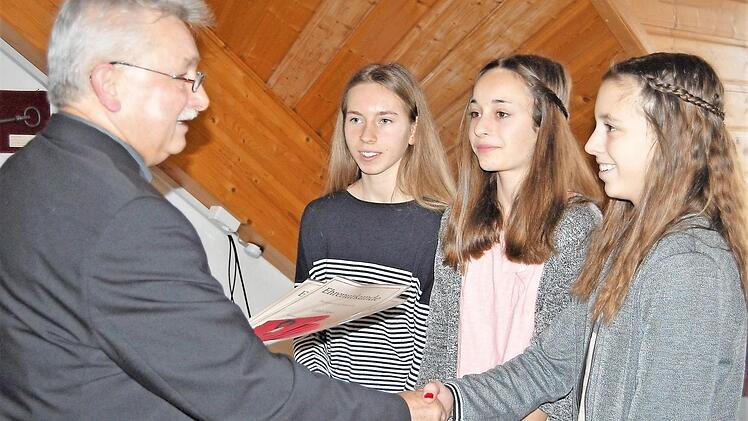 Bürgermeister Peter Hart zeichnet die drei Leichtathletinnen (von links) Elisa Eich, Anna Lukaschewitsch und Lilian Heid für herausragende Leistungen aus. Foto: Sigismund von Dobschütz