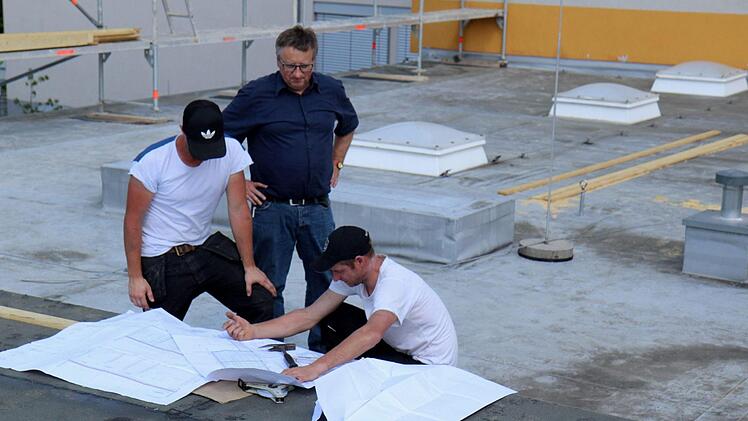Architekt Georg Leyh mit den Mitarbeitern der Holzbaufirm Wunner  Foto: Richard Sänger