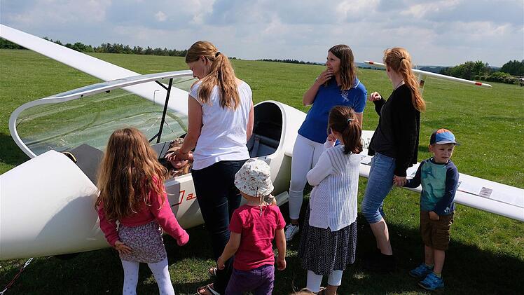 Beim Familienfest auf dem Flugplatz "Hohe Land" wagte so mancher Gast einen Rundflug über Hammelburg und das Saaletal. Foto: Gerd Schaar