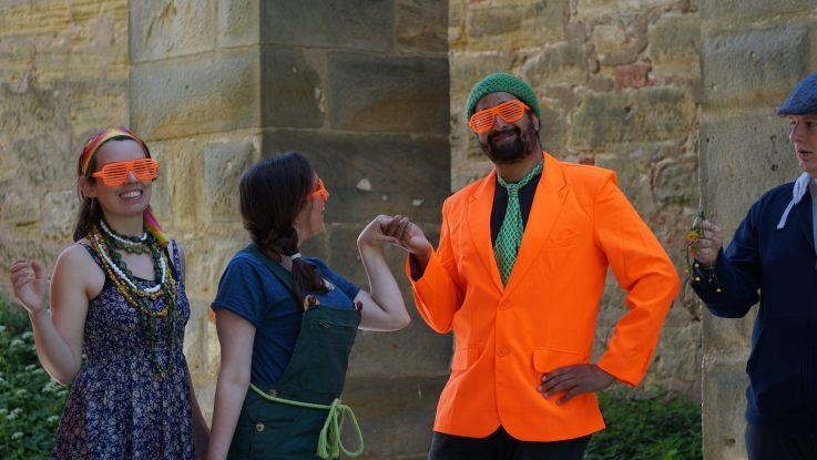 Eine spielfreudige Truppe von Chapeau Claque  bringt den  "Karottenkönig" auf die Altenburg in Bamberg (von links nach rechts): Maria Albu als Dapsula von Zabelthau, Pascal Averibou als Karottenkönig, Jennifer Aigner Anderson als Anna und Valentin Kärner als Amandus.   Foto: Heidi Lehnert