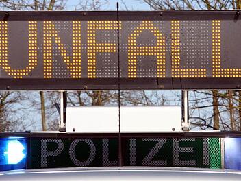 Zwei Autos sind bei M&ouml;mbris im Kreis Aschaffenburg frontal zusammengesto&szlig;en. Ein Kind und zwei weitere Menschen wurden bei dem Unfall verletzt. Symbolfoto: Carsten Rehder/dpa