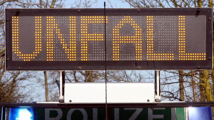 Zwei Autos sind bei M&ouml;mbris im Kreis Aschaffenburg frontal zusammengesto&szlig;en. Ein Kind und zwei weitere Menschen wurden bei dem Unfall verletzt. Symbolfoto: Carsten Rehder/dpa