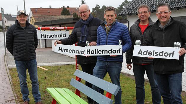 B&uuml;rgermeister Torsten Gunselmann mit seinen B&uuml;rgermeisterkollegen Klaus Homann (Hirschaid) und Karsten Fiskal (Adelsdorf) und den Vorstandsmitgliedern Michael Rauh und Georg Gunselmann vom Verein "Generation Erde" bei einer der Mitfahrb&auml;nke in Trailsdorf. Foto: Mathias Erlwein