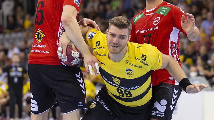 Kein Durchkommen für "Kraftprotz" Stefan Bauer. Der aus Erlangen gekommene Neuzugang blieb ohne Torerfolg. Die Hammer hatten in Coburger alles im Griff und gewannen verdient mit 32:26; links Markus Fuchs, rechts Dani Baijens.