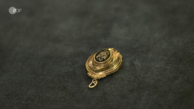Als weiteres Objekt der Sendung wurde ein Anhänger (ehemals Brosche) von Heide Rezepa-Zabel ins Spätbiedermeier auf 1835 datiert. Für den Schmuck aus Schaumgold mit Erdbeer-Motiv in Schwarz-Emaille wünschte sich die Verkäuferin 80 Euro, taxiert wurden 50 bis 60 Euro und am Ende zahlte Jan Cizek sogar 180 Euro.