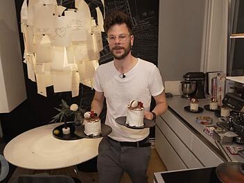 Stefan transportiert seinen Dessert-Himmel zu den G&auml;sten.