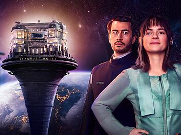In "Stardust Hotel" erbt Nia (Vanessa Loibl) das titelgebende Grand Hotel und trifft dort auf den besonderen Androiden Adam (David Brizzi).