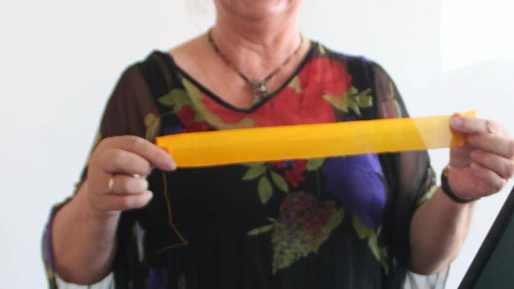 Karin Knorr, stellvertretende Bezirkstagspräsidentin, hat noch ein Stück vom gelben  Band, das sie bei der Einweihung der  indischen Schule  durchtrennen durfte.