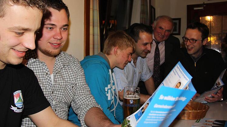Junge Menschen in Wonsees wollen politisch aktiv werden: Johannes und Tobias Weggel (links, nicht verwandt) sowie Dominik Pfänder und Oliver Hacker gehören zu den ersten Mitgliedern in Wonsees. Bürgermeister Günter Pfändner und sein Nachfolger Andreas Pöhner diskutieren mit dem Politikernachwuchs. Foto: Katharina Müller-Sanke