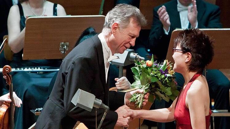 Klaus Rohleder überreicht Blumen an die gefeierte Solistin Tomoko Takahashi.Foto: Jochen Berger