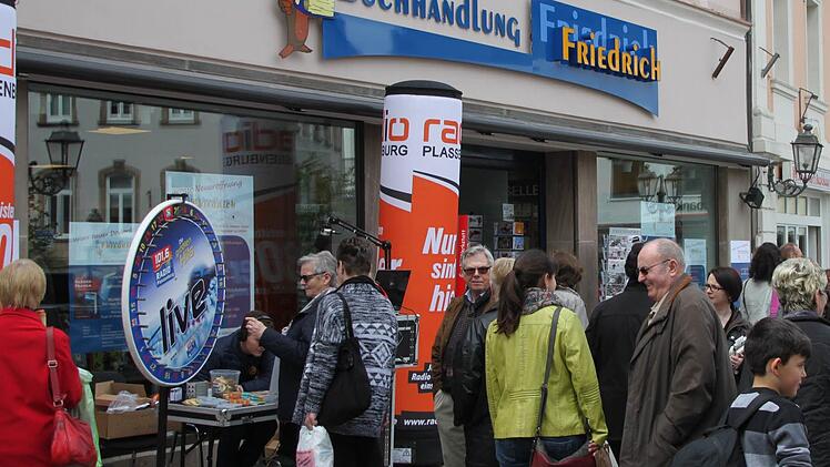 Die Buchhandlung Friedrich ist von der Grabenstraße zum Holzmarkt umgezogen. Am Mittwoch wurde das Geschäft eröffnet. Fotos: Alexander Hartmann