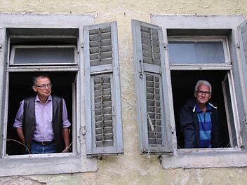Hartmut Hessel, der Vorstands-Vorsitzende der Bürgergenossenschaft Münnerstadt (rechts), und der Finanzvorstand Joachim Spies schauen mit Vorfreude dem ersten großen Projekt der Bürgergenossenschaft, der Restaurierung des Reißmannshauses, entgegen. Fotos: Heike Beudert