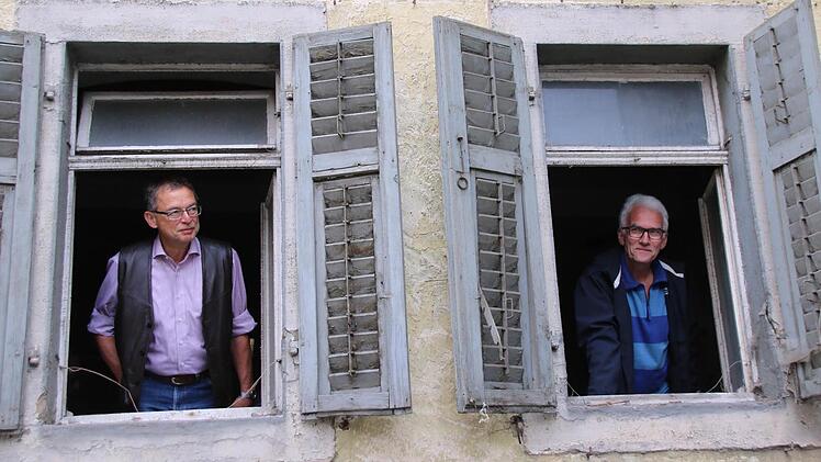 Hartmut Hessel, der Vorstands-Vorsitzende der Bürgergenossenschaft Münnerstadt (rechts), und der Finanzvorstand Joachim Spies schauen mit Vorfreude dem ersten großen Projekt der Bürgergenossenschaft, der Restaurierung des Reißmannshauses, entgegen. Fotos: Heike Beudert