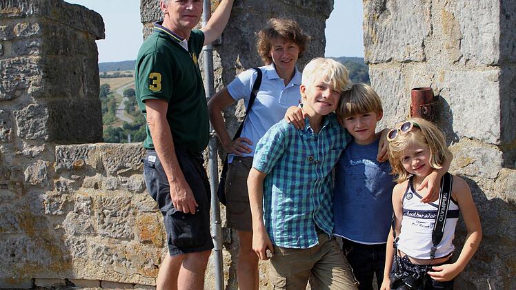 Viel Spaß hatte diese Familie aus dem Erlanger Raum, die sich gerne einmal das Maintal von oben besahen und sich auch für Geschichten um die Wallburg interessierten.