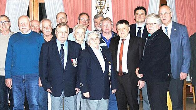 Die ausgezeichneten Blutspender und Ehrenamtlichen des BRK mit den Offiziellen. Vierter von links Georg Köhler, der für 175-maliges Blutspenden geehrt wurde. Foto: privat