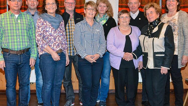 Zahlreiche Ehrungen standen bei der Jahreshauptversammlung des Reichenbacher Vereins für Gartenbau und Landschaftspflege auf dem Programm (von links): Eberhard Reiter, Ortssprecher Fabian Nöth, Gabriele Reiter, Michael Nöth, Doris Kirchner, Silvia Nöth, Elfriede Back, Hubert Back, Irmgard Heinrich (Ehrenkreisvorsitzende), Lieselotte Rube (stellvertretende Vorsitzende).  Foto: Björn Hein