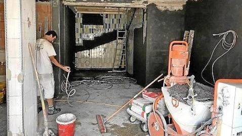 Noch geben die Handwerker den Ton dort an, wo bald Artikel f&uuml;r den t&auml;glichen Bedarf &uuml;ber die Ladentheke gehen sollen. Foto: Klemens Albert