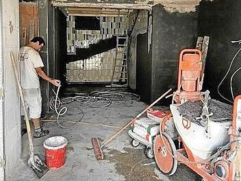 Noch geben die Handwerker den Ton dort an, wo bald Artikel für den täglichen Bedarf über die Ladentheke gehen sollen. Foto: Klemens Albert