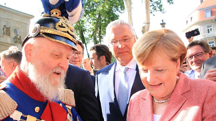 Die Unterschriften der historischen Persönlichkeiten überreichte der Prinzregent von Bayern (Peter Krug). Im Hintergrund Innenminister Joachim Herrmann. Foto: Heike Beudert