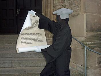 Michael Lorenz hat am Samstag schon mal den Ort erkundet, an dem er heute 9,5 Thesen präsentieren will, "wie ihr die Welt endgültig zugrunde richtet"  - als ein Luther, der vom Reich der Toten in die Gegenwart kommt.privat