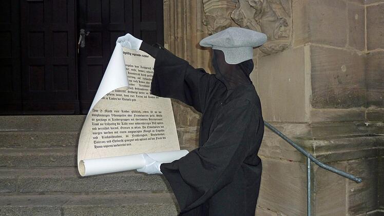 Michael Lorenz hat am Samstag schon mal den Ort erkundet, an dem er heute 9,5 Thesen präsentieren will, "wie ihr die Welt endgültig zugrunde richtet"  - als ein Luther, der vom Reich der Toten in die Gegenwart kommt.privat