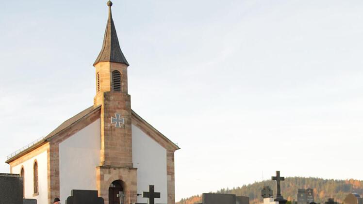 Auf grasbewachsenen Flächen auf dem Stadtsteinacher Friedhof könnten möglicherweise Felder für Urnen ohne weitere Grabbegrenzung ausgewiesen werden.Klaus Klaschka