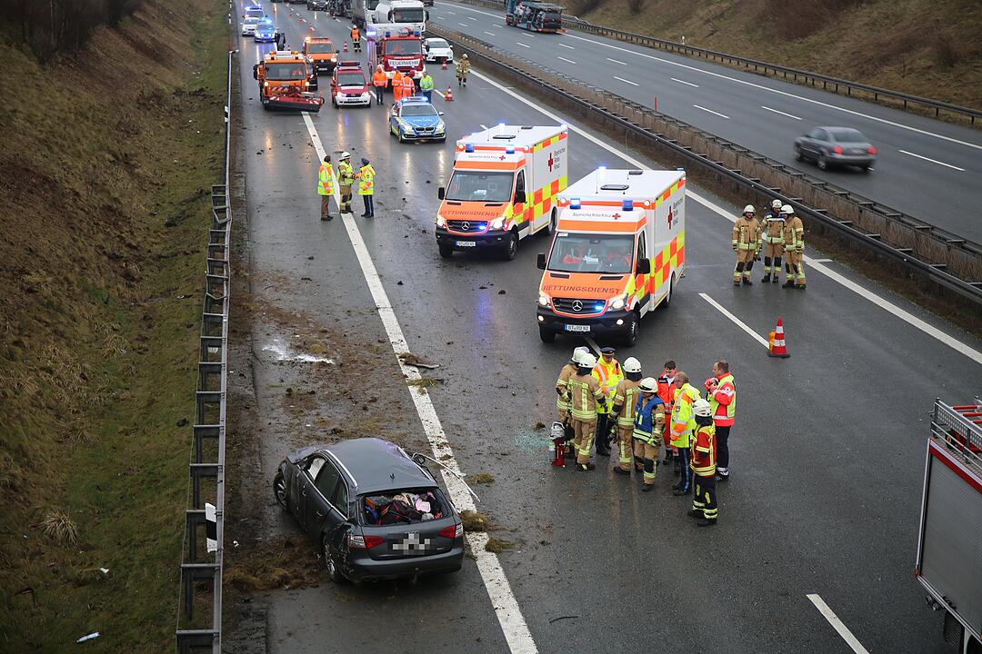 Unfall auf der A9: Familie mit Säugling schwer verletzt