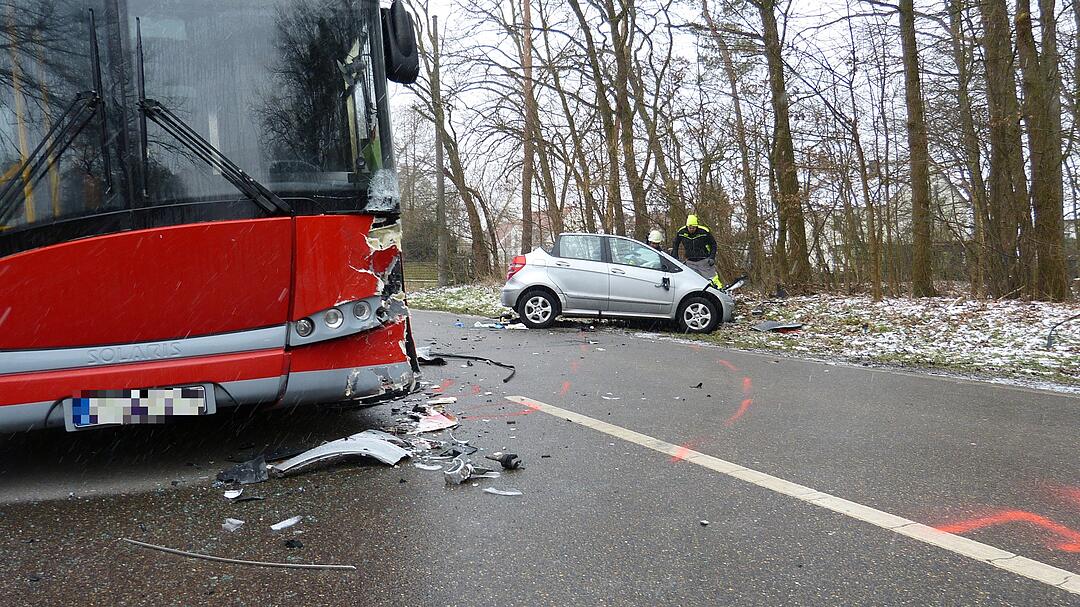 Unfall in Fürth: Auto kracht in Linienbus