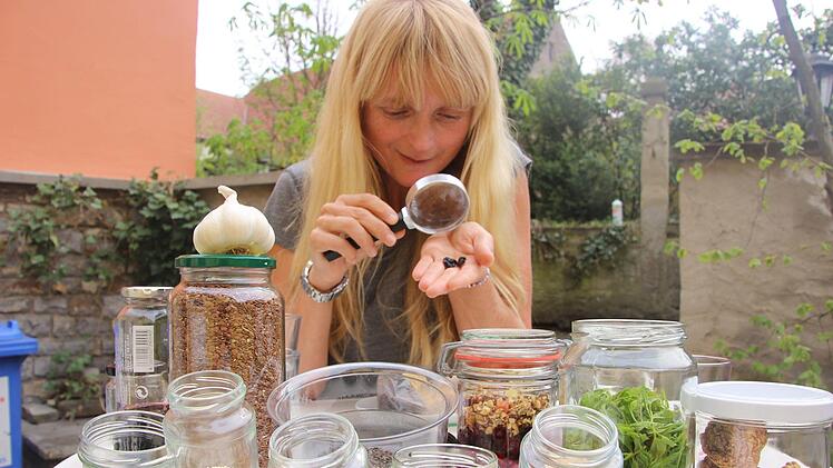 Apothekerin Anja Fahrmeier schaut ganz genau hin. Ist Superfood wirklich super? FOTO Diana Fuchs