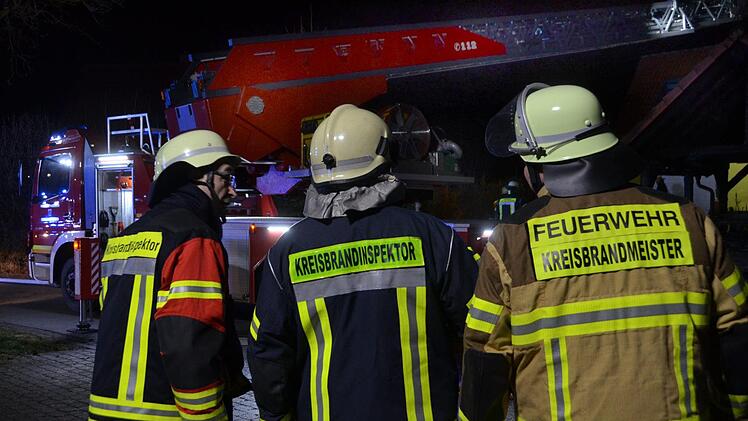Vier umliegende Wehren waren zum Löschen eines Carportes eingesetzt, ein Übergreifen des Feuers auf das Wohnhaus konnte vermieden werden.  Foto: Peter Rauch