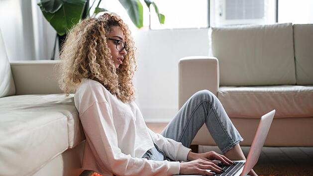 Homeoffice ist in der heutigen Zeit einfacher denn je zu realisieren. Doch dabei gibt es nicht nur Vorteile. Symbolfoto: Thought Catalog/unsplash.com