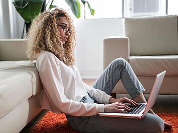 Homeoffice ist in der heutigen Zeit einfacher denn je zu realisieren. Doch dabei gibt es nicht nur Vorteile. Symbolfoto: Thought Catalog/unsplash.com