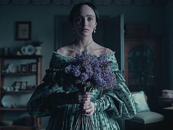 Vom fernen Transsilvanien aus trachtet Nosferatu nach dem Blut der schönen Ellen (Lily-Rose Depp).
