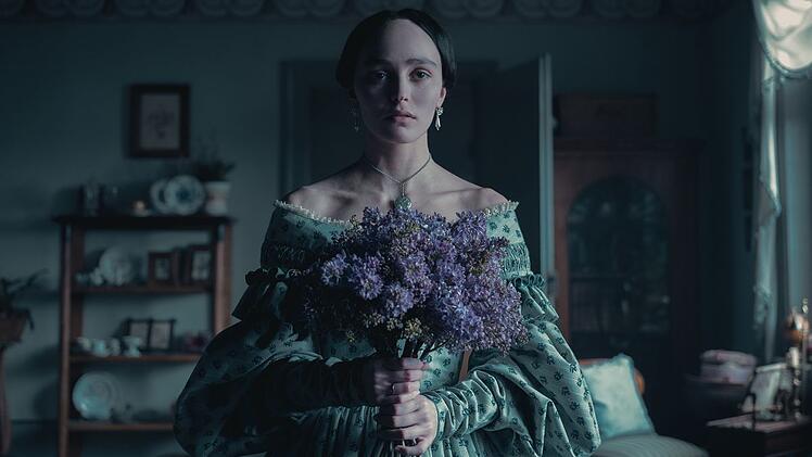 Vom fernen Transsilvanien aus trachtet Nosferatu nach dem Blut der schönen Ellen (Lily-Rose Depp).