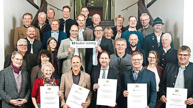 Roland Spiller gemeinsam mit den Preistr&auml;gerinnen und Preistr&auml;gern.