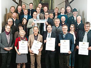 Roland Spiller gemeinsam mit den Preistr&auml;gerinnen und Preistr&auml;gern.