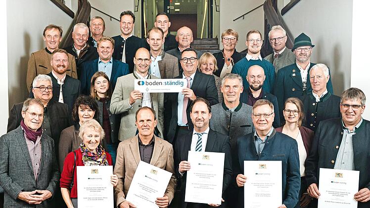 Roland Spiller gemeinsam mit den Preisträgerinnen und Preisträgern.