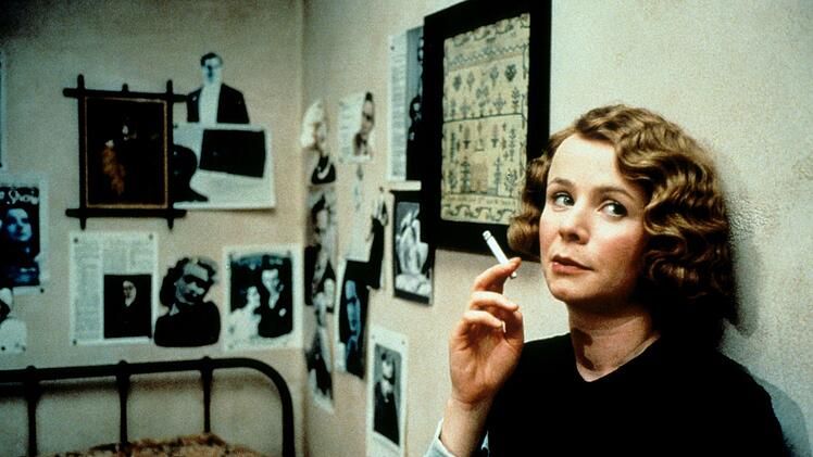 Elsie (Emily Watson) informiert die neue Kammerzofe Mary &uuml;ber die Hausregeln.