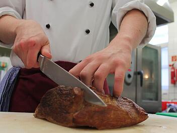 Jonas Zinnheimer zerlegt ein Stück Fleisch in der Hotel-Küche des Victoria.  Fotos: Benedikt Borst