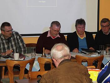 Kaum Probleme mit der Saison in der Kreisliga hatten bislang (von links) Spielgruppenleiter Egon Grünbeck, Kreisspielleiter Helmut Dinkel, Siegfried Baier (Vorsitzender des Kreissportgerichts) und Kreisschiedsrichterobmann Wolfgang Klerner. Foto: Hartmut Neubauer